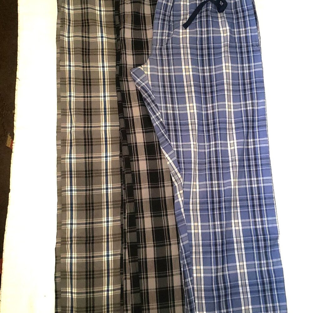 Hanes Men’s Plaid Lounge Pants 3 pair Blue, black, gray plaid SZ(L)